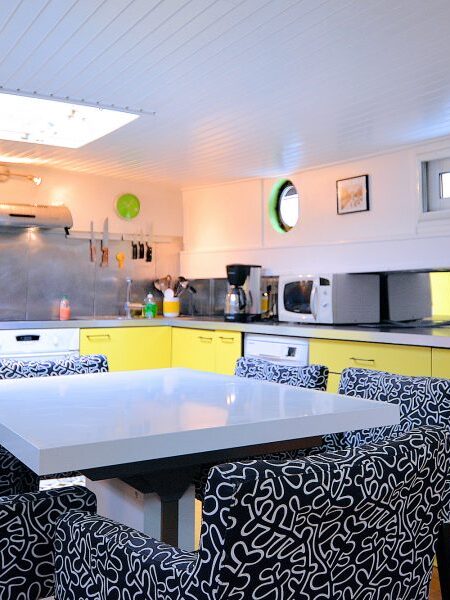 The eat-in galley of Notre Bateau-Mouche is fully-equipped, spacious, and attractive.