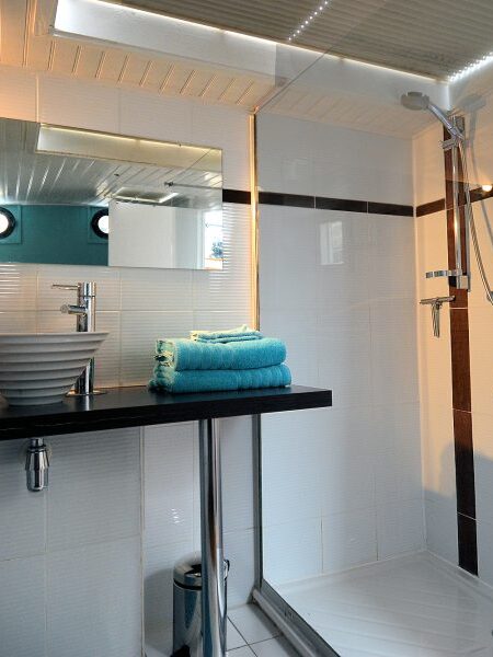 Facilities aboard Notre Bateau-Mouche are spotless, cheerful, bright, and well-ventilated.