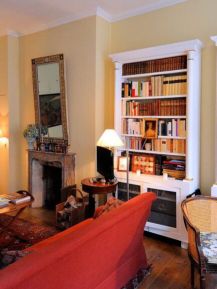 The Place des Galeries apartment has quality, useful space for 2-4 persons, including a comfortable living room area and very useful study/library.