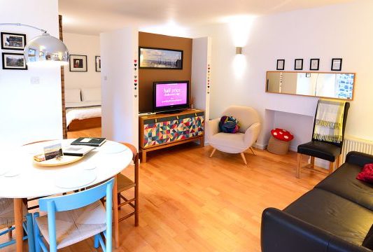 Edinburgh: Grassmarket Close Flat — Living & Dining Area