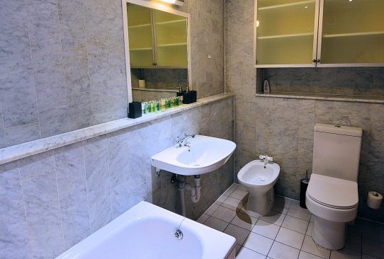 Edinburgh: Heather's Penthouse Flat — Bathroom