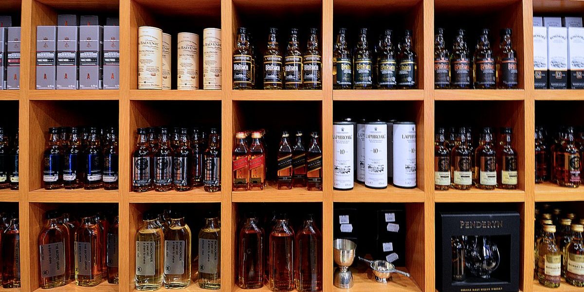 Edinburgh - Whisky shop shelves