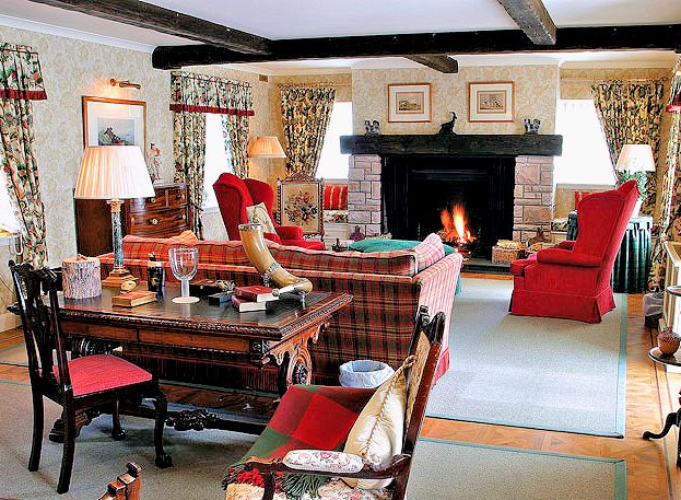 Centre Cottage - living room with fireplace