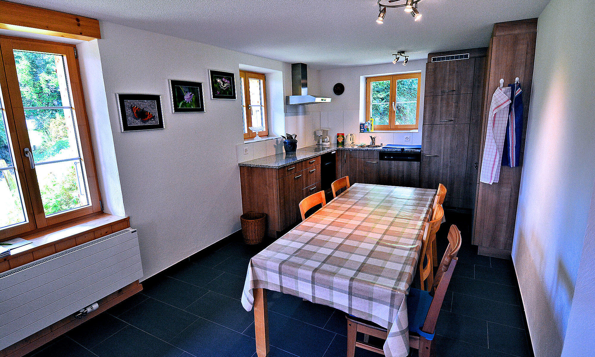 Chalet Jungfrau, Mürren - kitchen and dining area