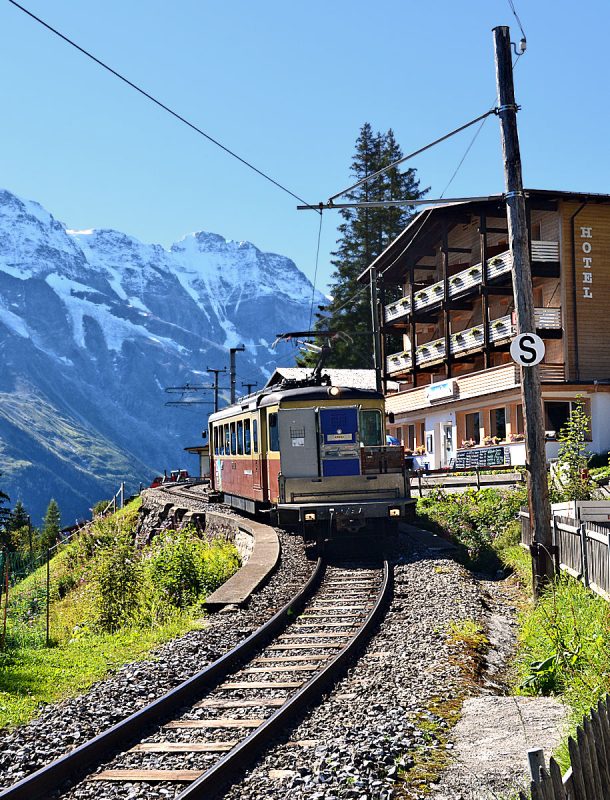 BLM train arriving in Mürren