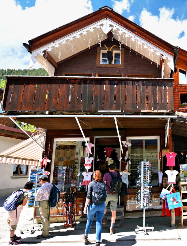 Mürren - Shopping on Main St.