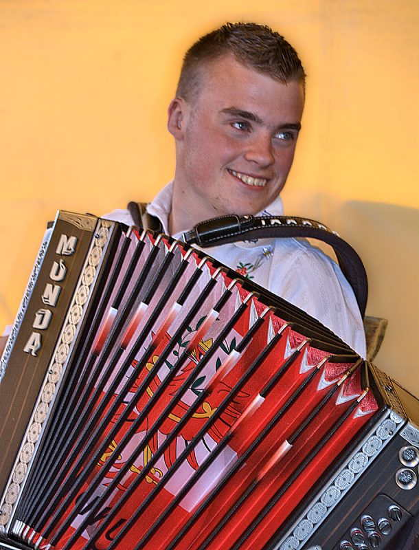 Mürren - Young accordionist in Swiss trad band