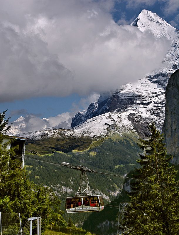 Mürren - cablecar arriving from Gimmelwald