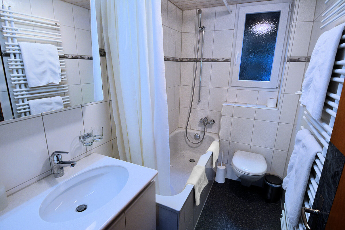 Chalet Eiger: Bathroom with tub/shower in 2-bedroom apartment. Photo © Home At First.