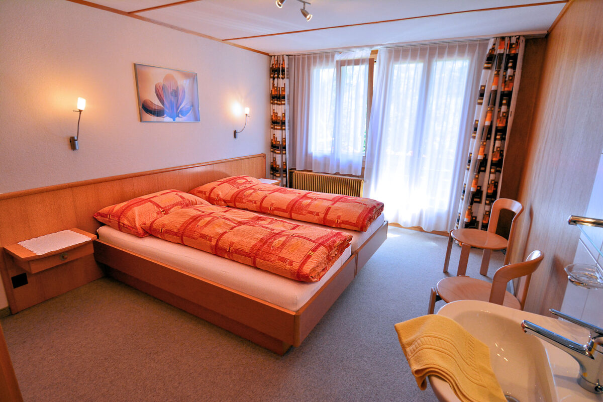 Chalet Eiger: twin bedroom w. balcony access. Photo © Home At First.