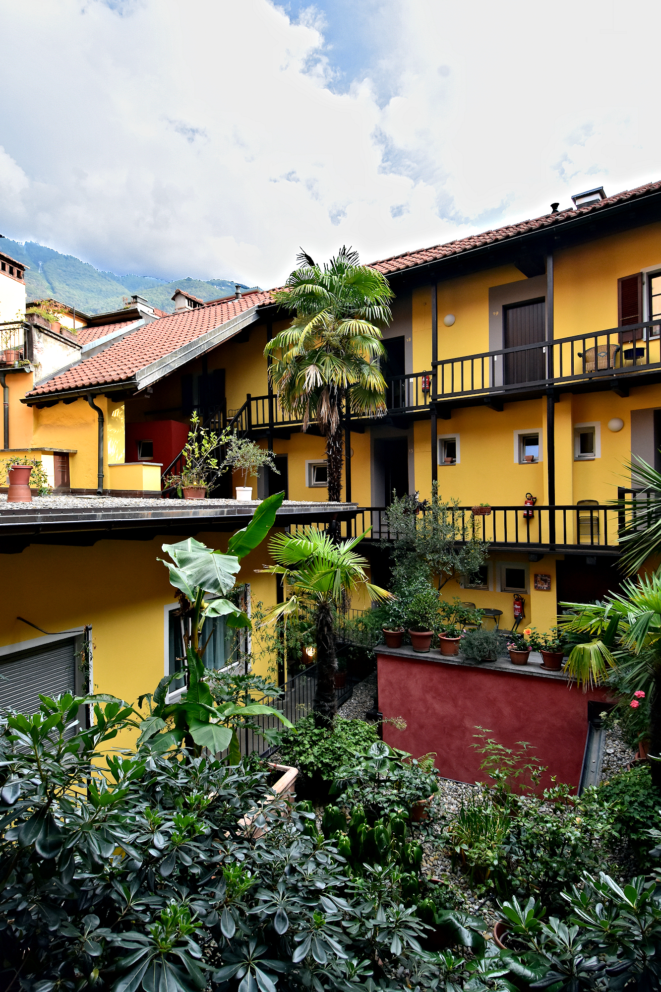 Cittá Vecchia Apartments - interior courtyard.