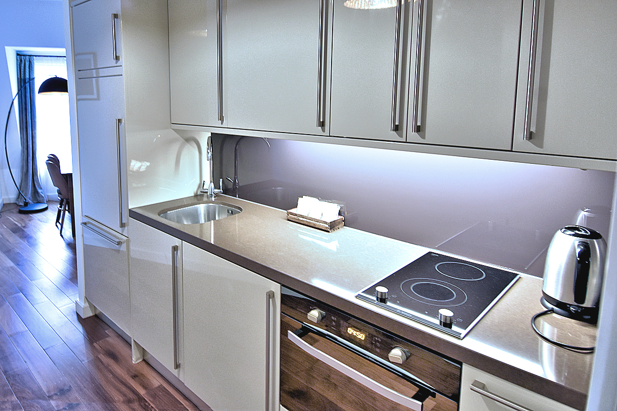 Christopher Wren Apartment - Kitchen & hall to dining room.