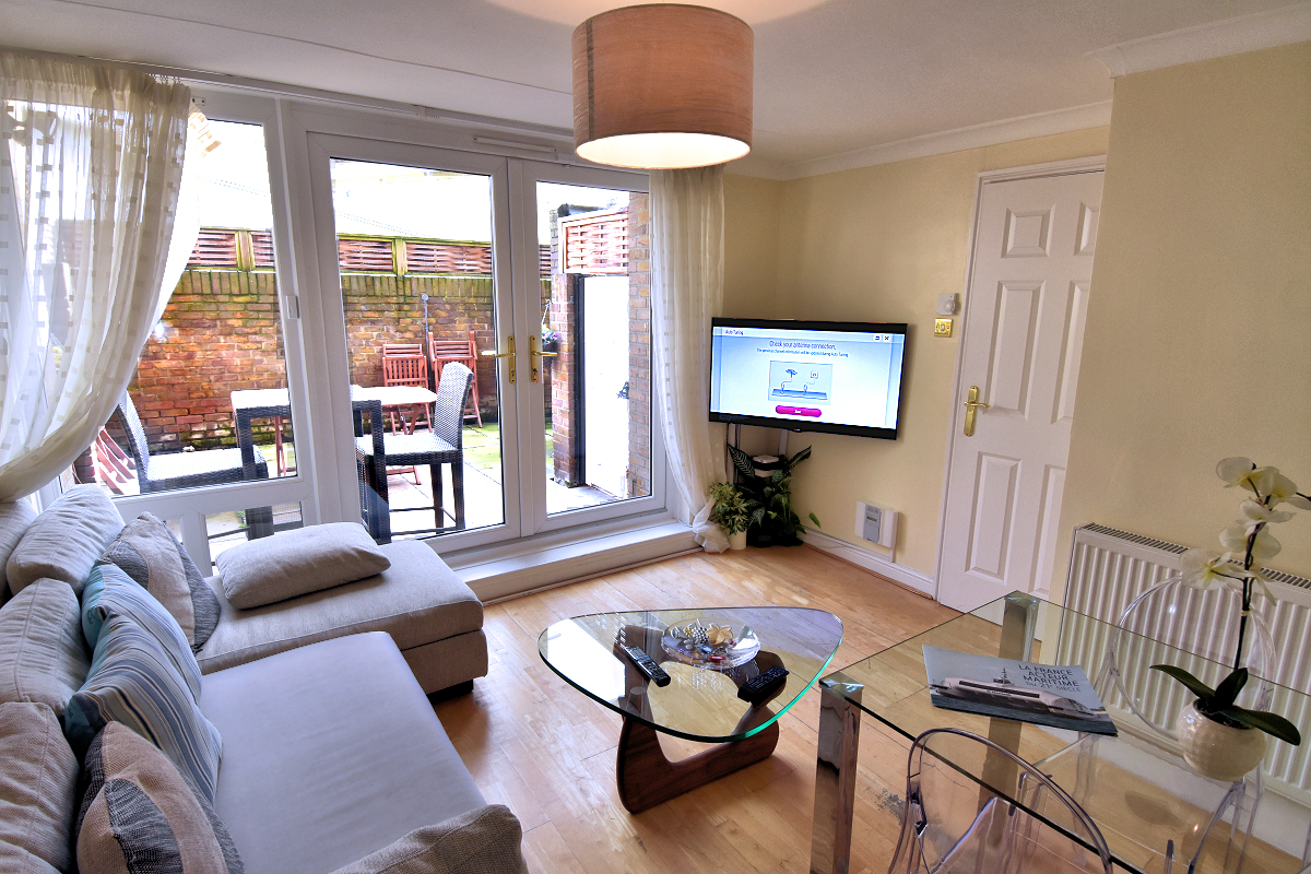 Queen Elizabeth I Apartment - Living Room, Dining Area, & Furnished Terrace Patio.