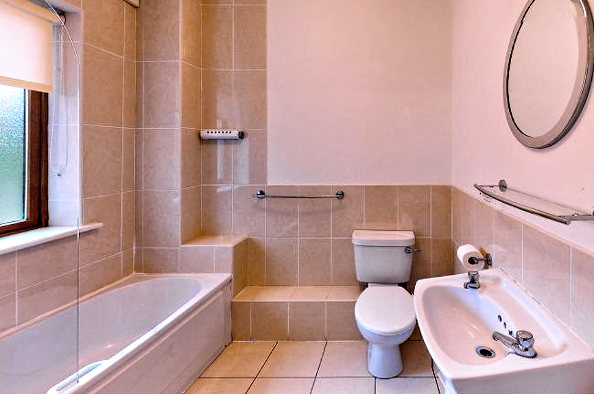 Killaloe Townhouses: bathroom with tub-shower. Photo courtesy the owners.