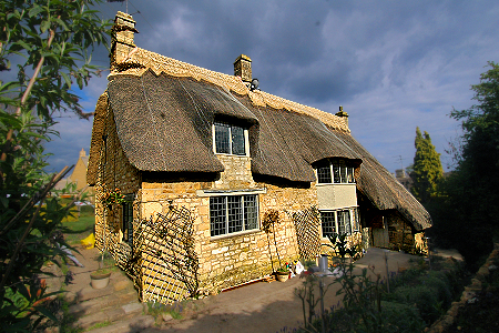 Cotswolds: thatched cottage - Photo copyright Home At First.