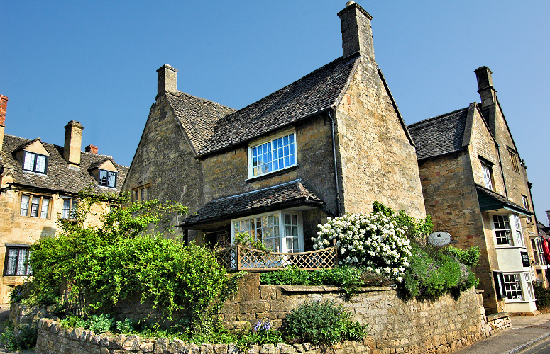 Chipping Campden: 3-bedroom 3-bath cottage. Photo copyright Home At First.