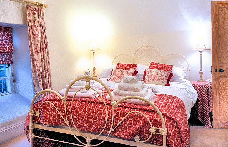 White Thatch Cottage: Double Bedroom. Photo copyright Home At First.