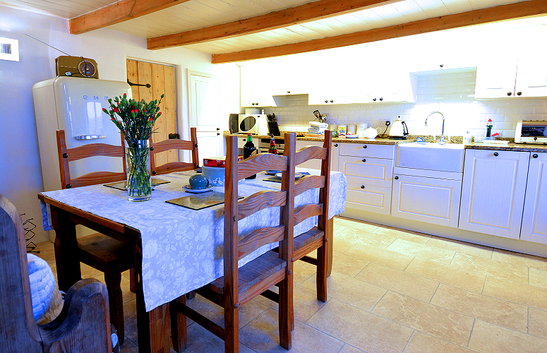 Coverack Cottages: White Thatch Cottage eat-in kitchen. Photo copyright Home At First.