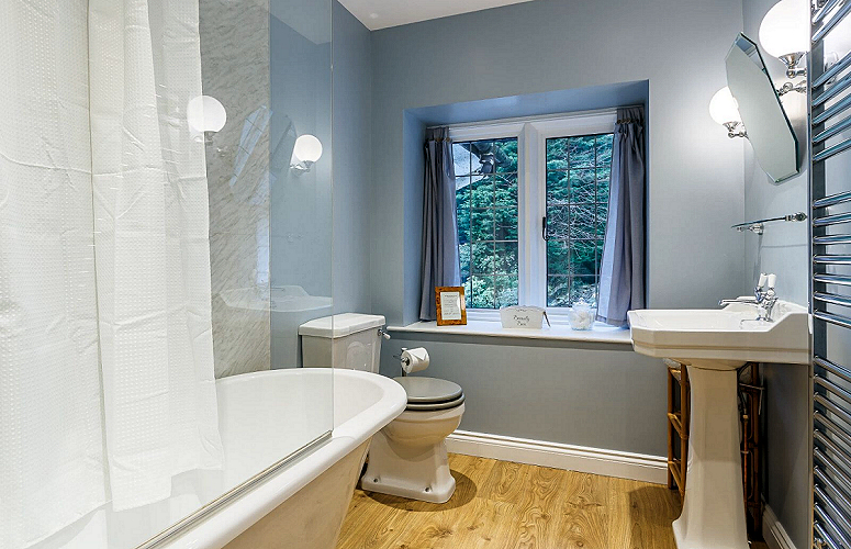 Esthwaite View 2-bedroom apartment — bathroom 2 with tub-shower. Photo courtesy the owners.