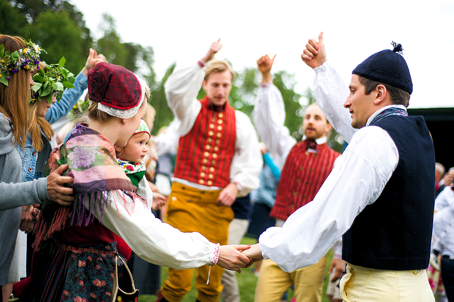 Dalarna: Celebrating Midsummer in traditional costumes. Photo 5838 Per Bifrost - imagebank.sweden.se