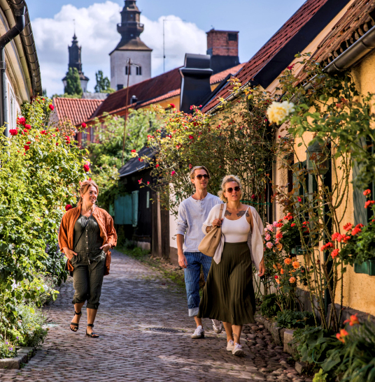 Gotland: strolling through Visby. Photo credit: Tina Axelsson/imagebank.sweden.se