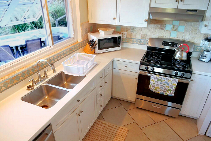 South Beach Cottages - Large Cottage #2 Kitchen. Photo © Steve Martin - used with permission.