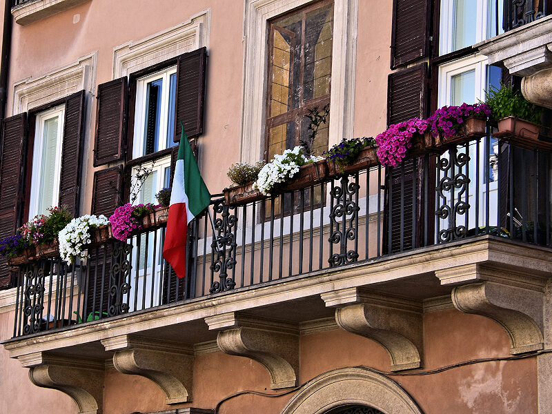 Rome: Balcony with flag & flowers - 900x600 72dpi - Photo Home At First.