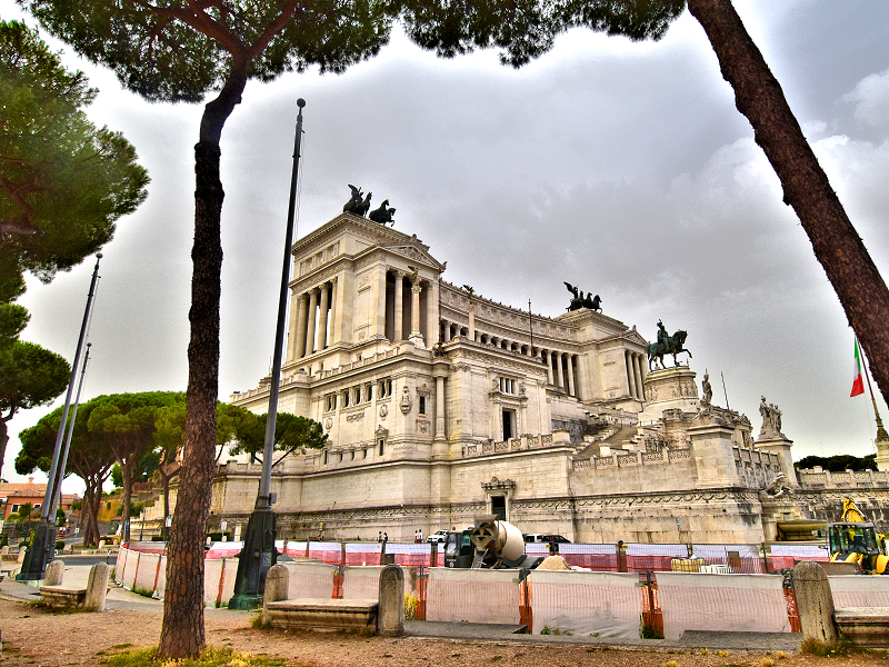 The neoclassical Victor Emmanuel II Monument dedicated to the Italian nation occupies a prominent place by the Piazza Venezia in the center of Rome. Photo © Home At First