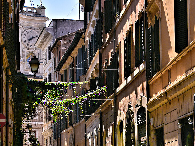 Alley in historic central Rome - 900x600 72dpi - Photo © Home At First.