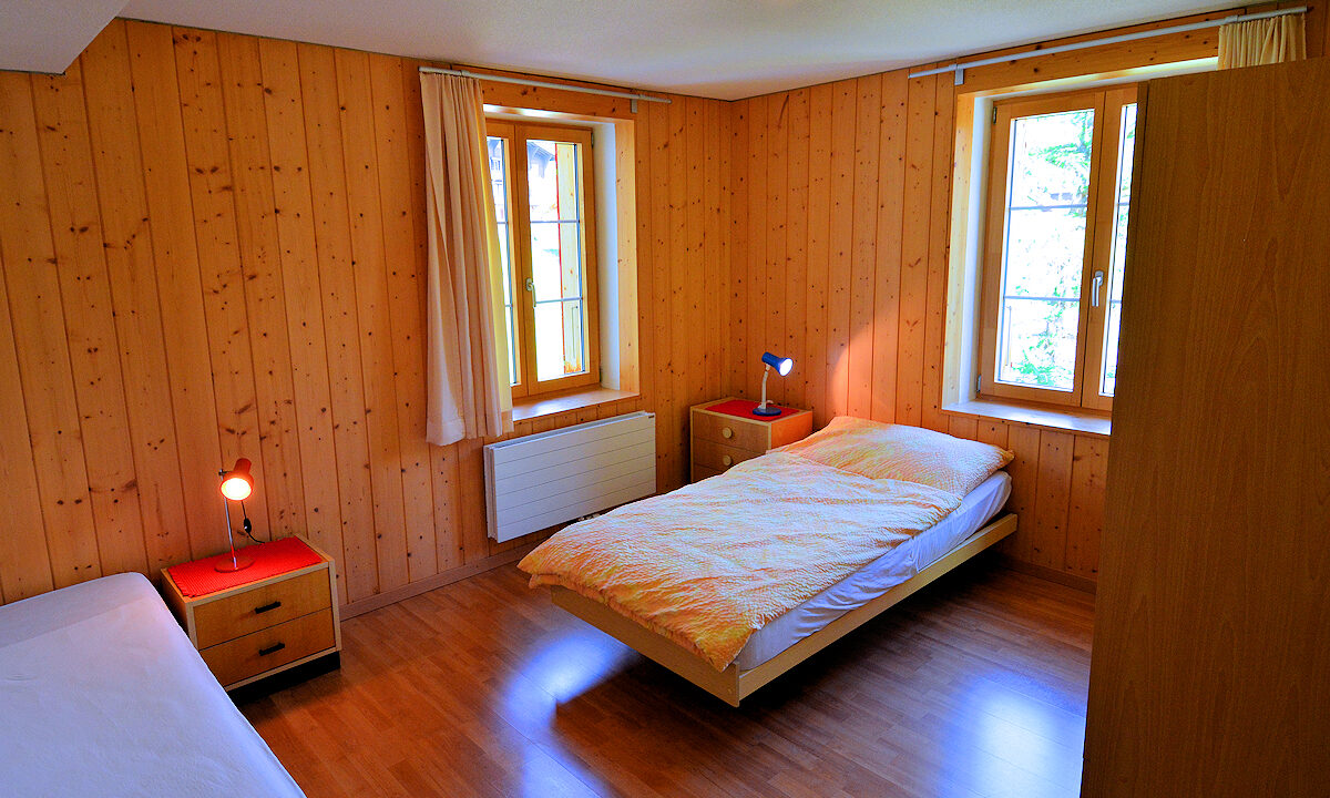 Chalet Jungfrau: trip bedroom with 3 twin beds and no balcony. Photo © Home At First.