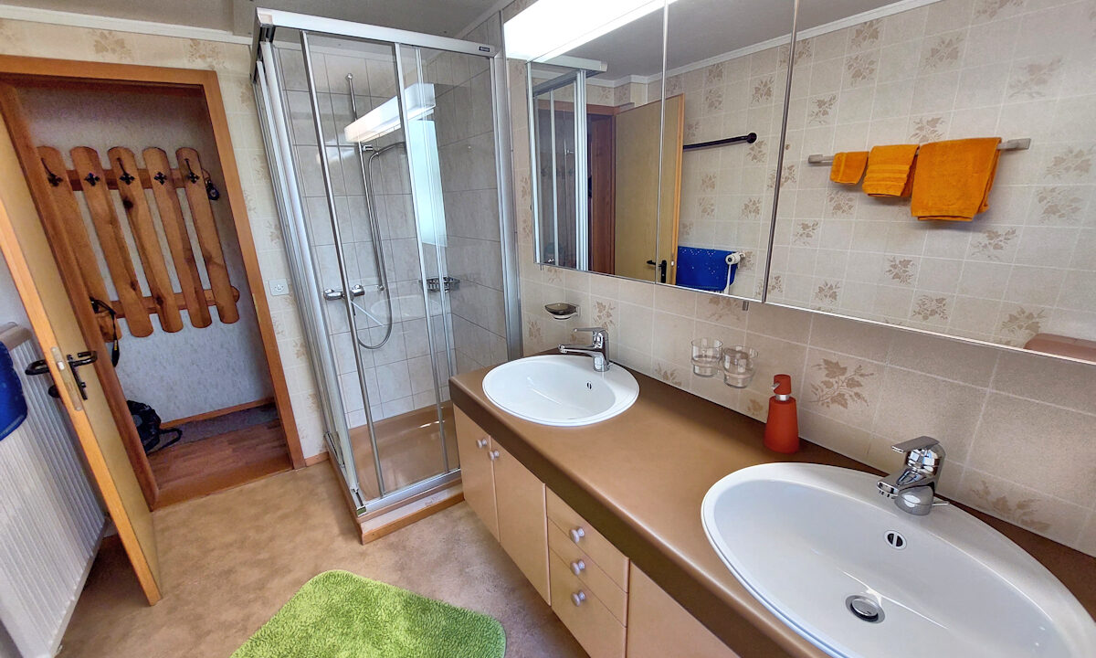 Chalet Silberhorn: bathroom with shower. Photo © Home At First.