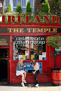 Dublin: Friends enjoying Dublin's Temple Bar neighborhood. Photo Courtesy Fionn Mc-Cann © Failte Ireland Dublin City South.