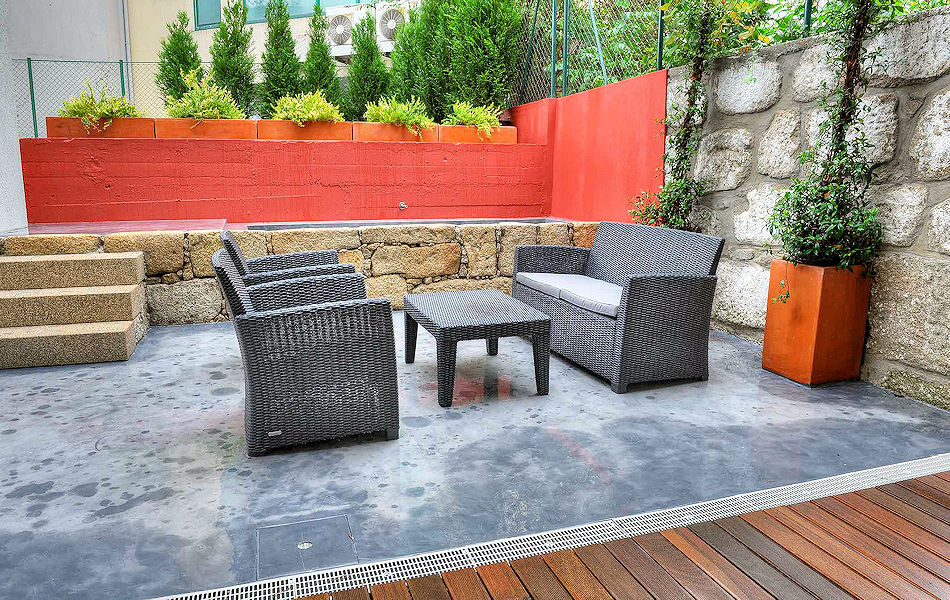 1-Bedroom Apartment: Patio-Terrace with 2-person-pool. Photo courtesy the owner.