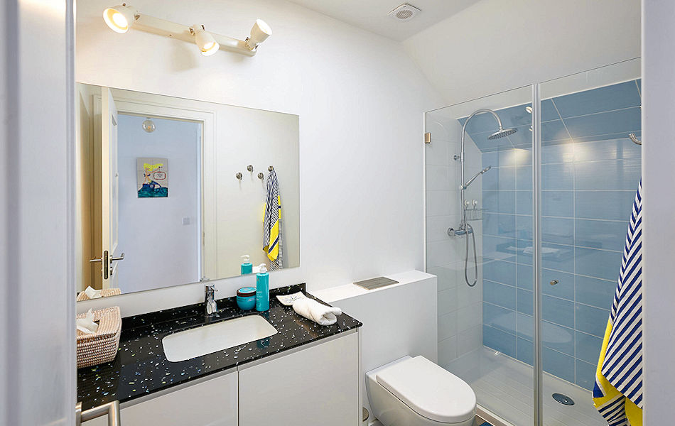 Central Cascais Apts: 3-bdrm apt bathroom w/ shower. Photo courtesy the owner.