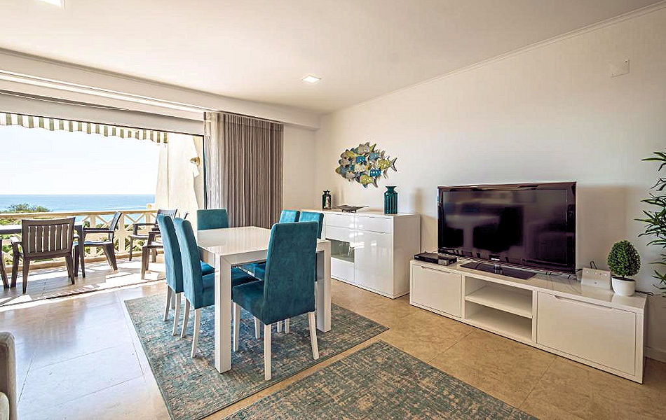 Albufeira East Beach Condo: indoor and outdoor dining and large TV. Photo courtesy the agency.