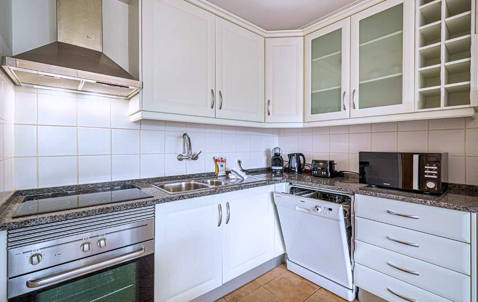 Vilamoura Golf Central Apartment - Surrounded by golf courses: well-equipped kitchen. Photo courtesy the agency.