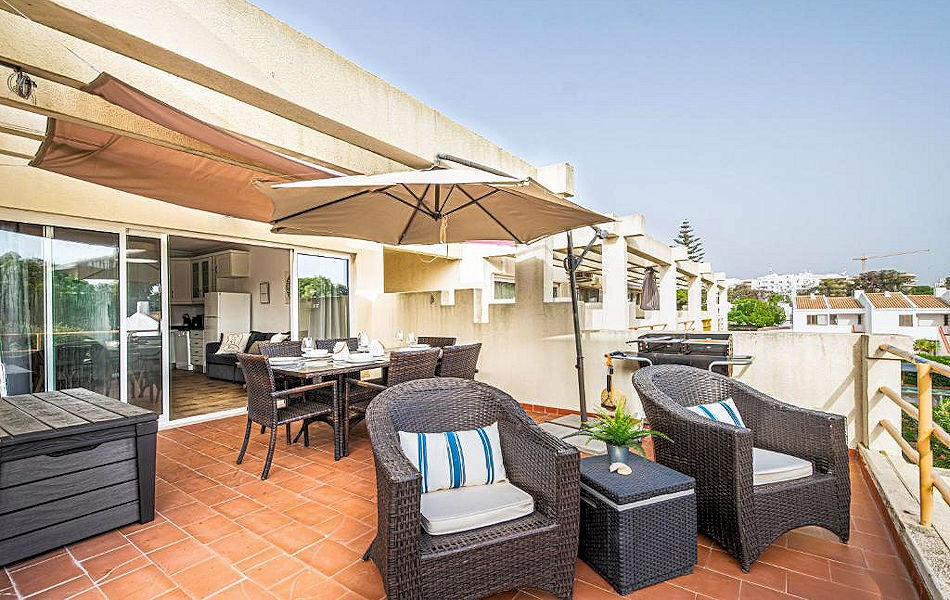 Vilamoura Golf Central Apartment - Surrounded by golf courses: large furnished terrace. Photo courtesy the agency.