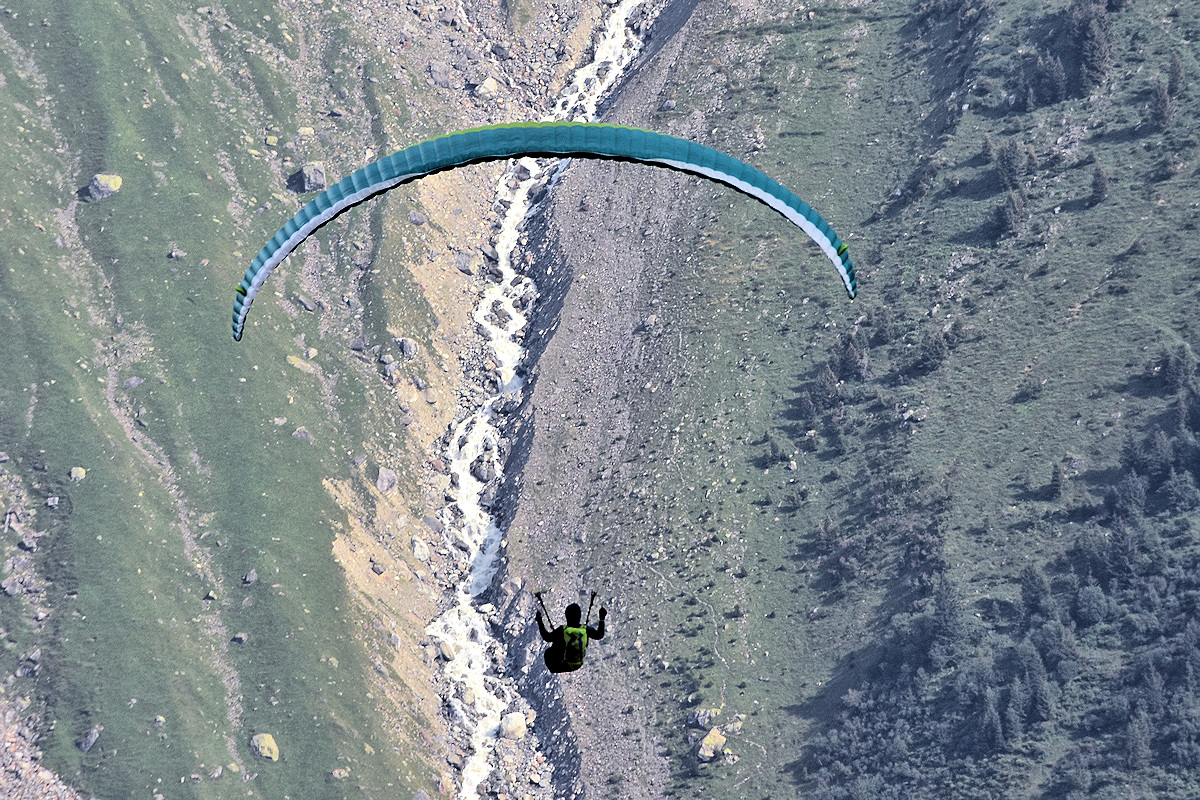 16. After our Close Encounter at Wassenegg Ridge, the parasail flew into Lauterbrunnen Valley before beginning the 15-minute approach to landing in Stechelberg. I still had a 90-minute hike (with 500m of descent) back to Mürren and supper.