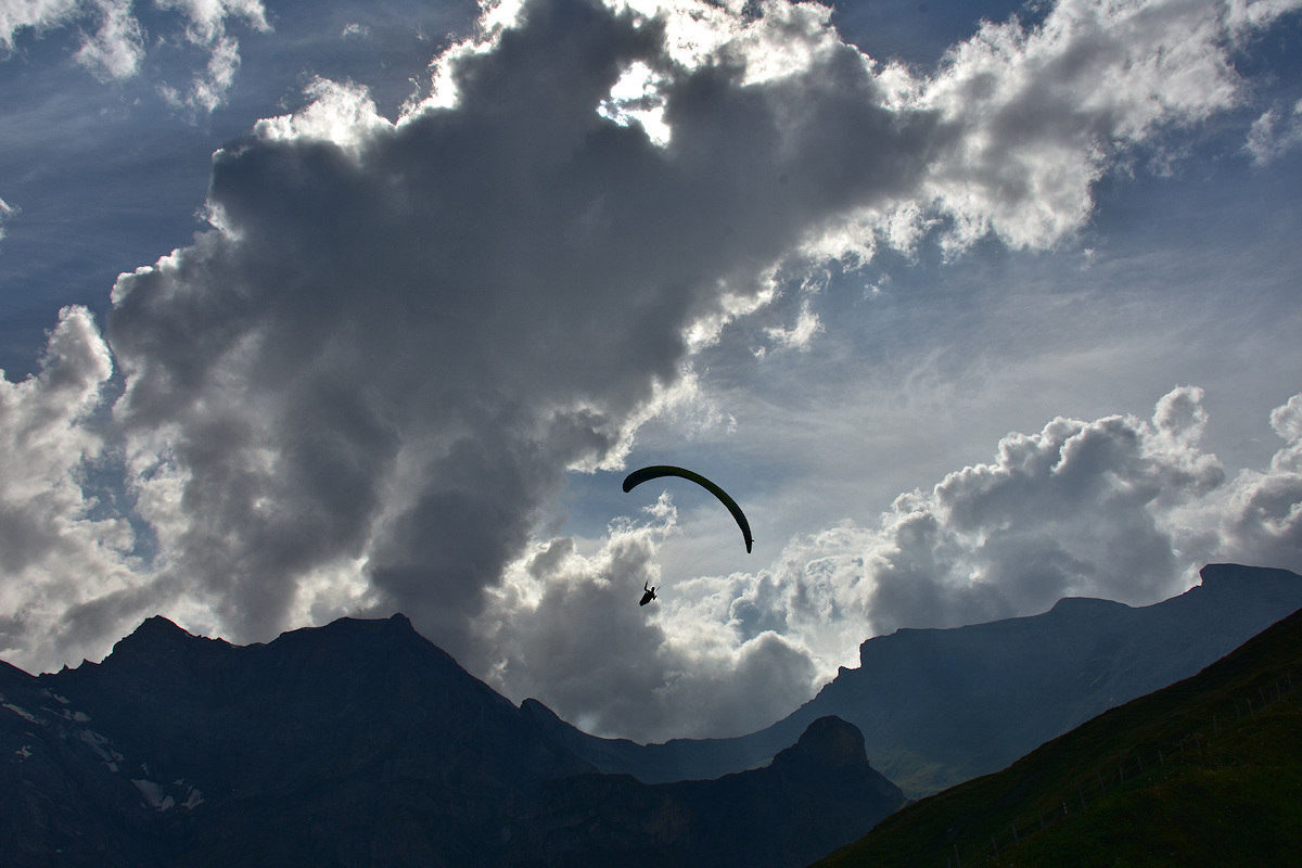 4. Having already descended 700m south from the Schilthorn, the parasail turned east toward me. I had my camera ready.