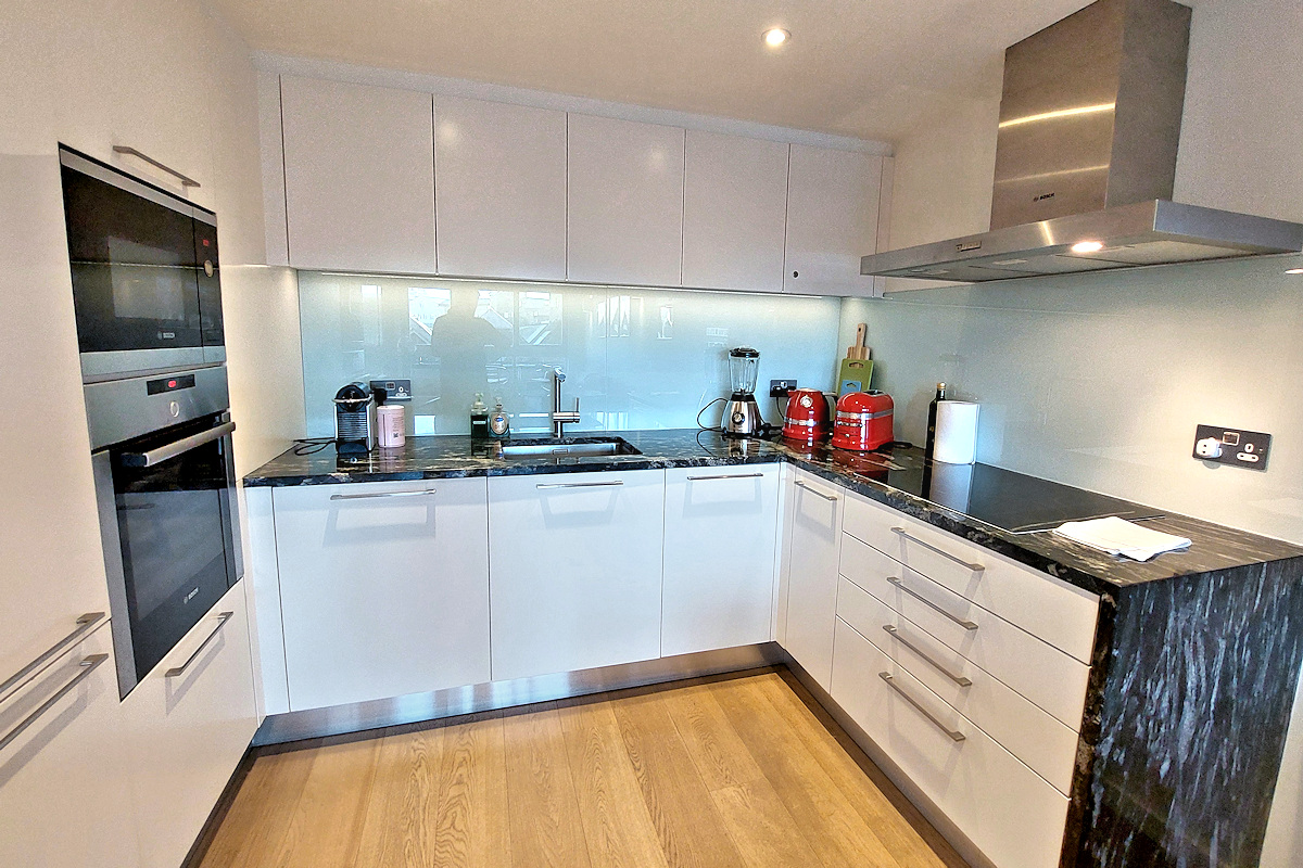Queen Mary I Apartment - Well-equipped Kitchen.