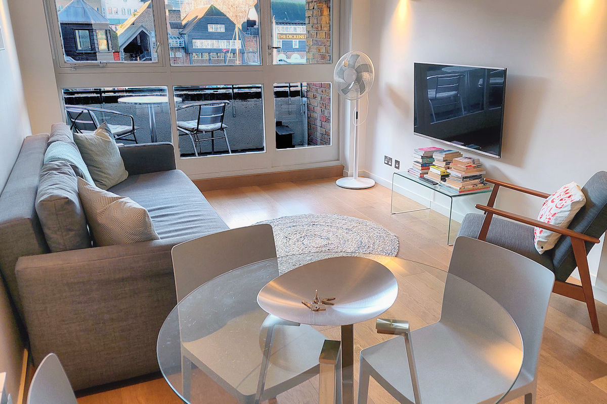 Queen Mary I Apartment - Living Room & Furnished Balcony.