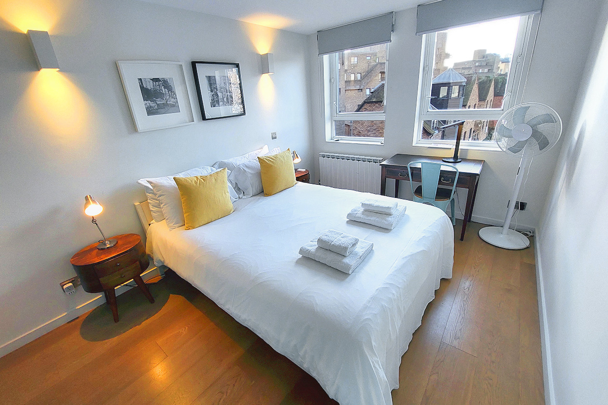 Queen Mary I Apartment - Queen Bedroom.